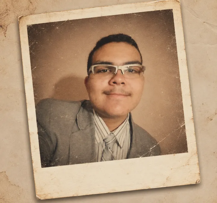 Guilherme Cristino, que desenvolve o CCB Hinos PRO, de terno e gravata, numa foto de estilo antigo.